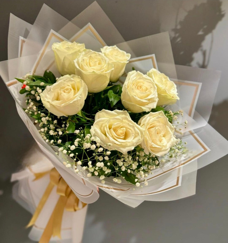 دسته گل رز هلندی سفید با ژیپسوفیلیا